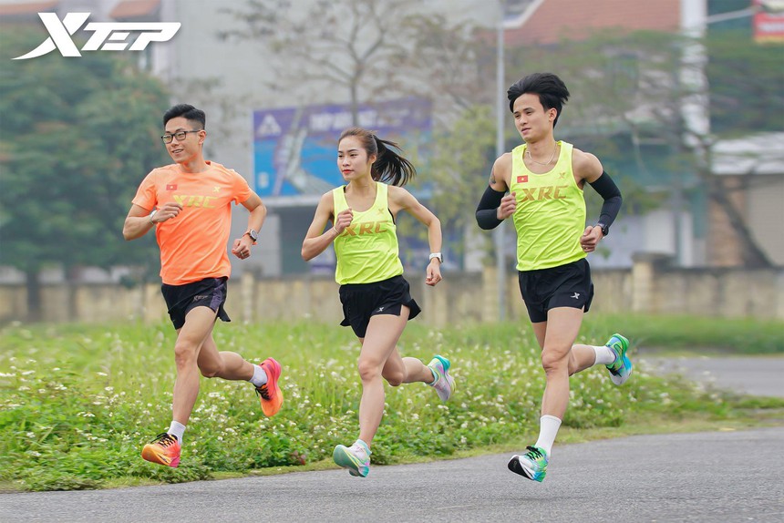 Giày chạy bộ chuyên dụng Xtep 160X 5.0 PRO có gì hot mà khiến giới runner "truy lùng" sau hơn 1 tháng ra mắt tại Việt Nam - Ảnh 2. Giày chạy bộ chuyên dụng Xtep 160X 5.0 PRO có gì hot mà khiến giới runner "truy lùng" sau hơn 1 tháng ra mắt tại Việt Nam - Ảnh 2.