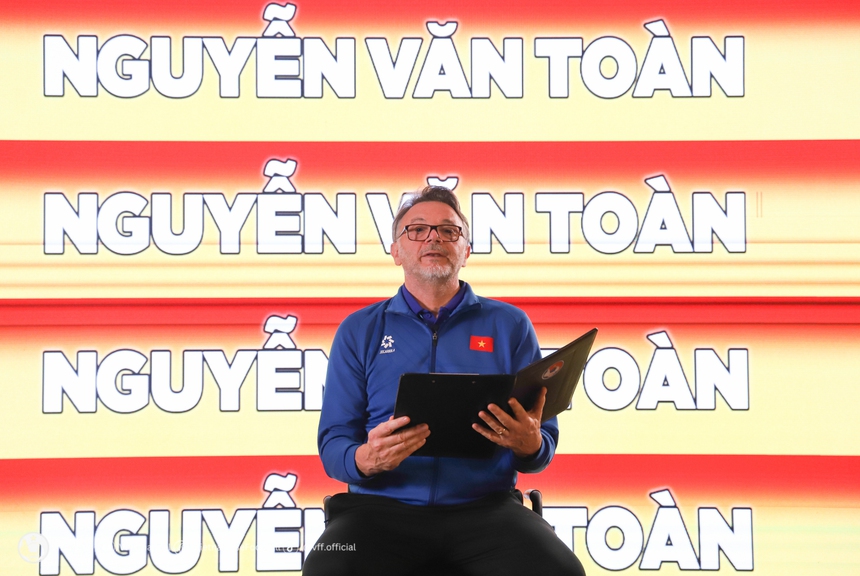 HLV Troussier công bố danh sách cầu thủ ĐT Việt Nam theo phong cách độc lạ của châu Âu, khiến CĐV thích thú - Ảnh 2. HLV Troussier công bố danh sách cầu thủ ĐT Việt Nam theo phong cách độc lạ của châu Âu, khiến CĐV thích thú - Ảnh 2.