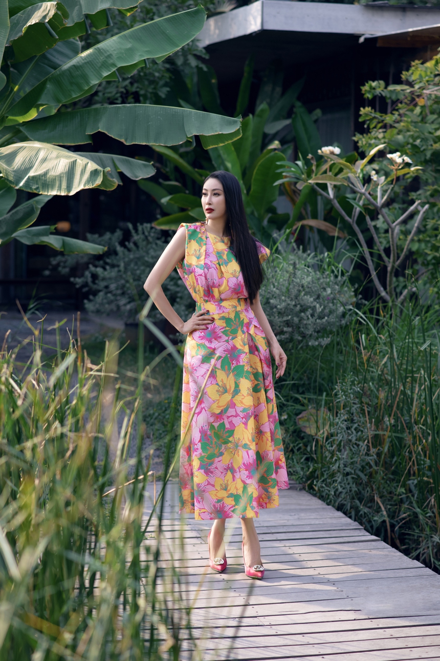 Hoa Hậu Hà Kiều Anh khoe sắc cùng các họa tiết xuân hè của VuNgoc&Son - Ảnh 3.