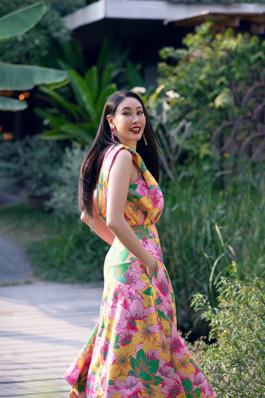 Hoa Hậu Hà Kiều Anh khoe sắc cùng các họa tiết xuân hè của VuNgoc&Son - Ảnh 6.