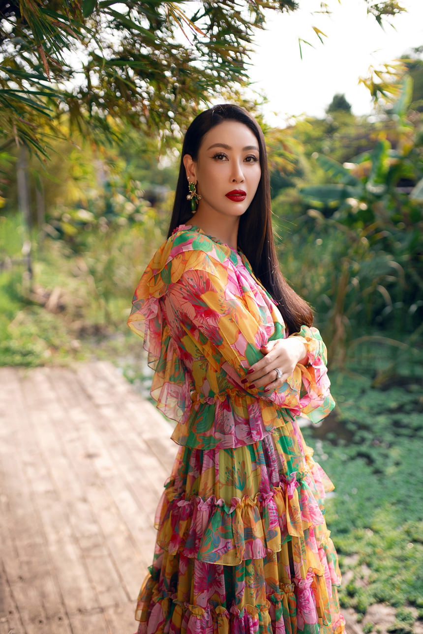 Hoa Hậu Hà Kiều Anh khoe sắc cùng các họa tiết xuân hè của VuNgoc&Son - Ảnh 4.