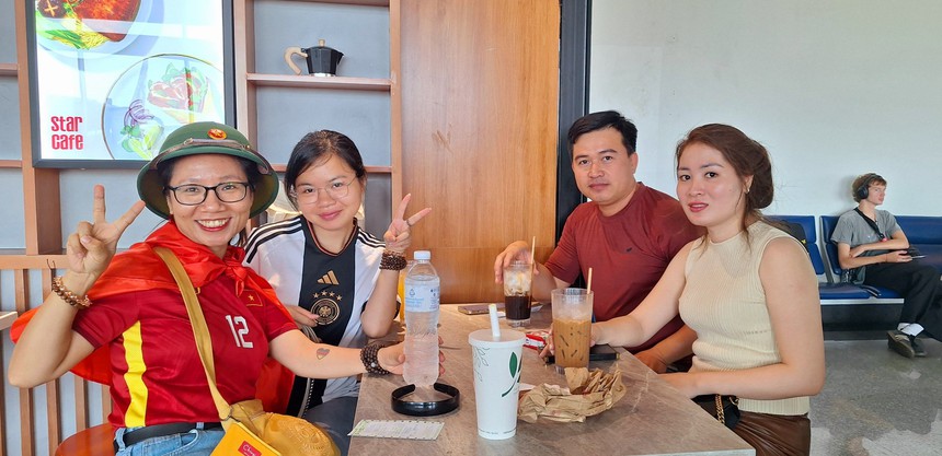 CĐV Việt Nam gian nan tìm mua vé tại Indonesia - Ảnh 1.