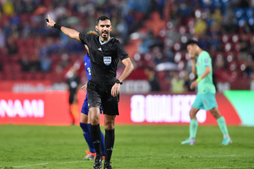 Trọng tài 'vua thẻ' bắt trận Việt Nam vs Indonesia, từng phạt HLV Park Hang Seo - Ảnh 2. Trọng tài 'vua thẻ' bắt trận Việt Nam vs Indonesia, từng phạt HLV Park Hang Seo - Ảnh 2.