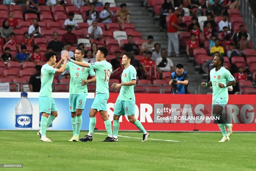 Wu Lei sút hỏng 11m, vẫn là người hùng giúp Trung Quốc đánh bại Singapore - Ảnh 2.