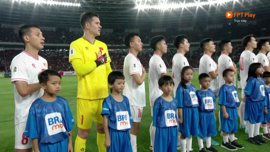 Khoảnh khắc tự hào, Filip Nguyễn tự tin hát rõ ràng quốc ca Việt Nam trên sân Bung Karno - Ảnh 2. Khoảnh khắc tự hào, Filip Nguyễn tự tin hát rõ ràng quốc ca Việt Nam trên sân Bung Karno - Ảnh 2.