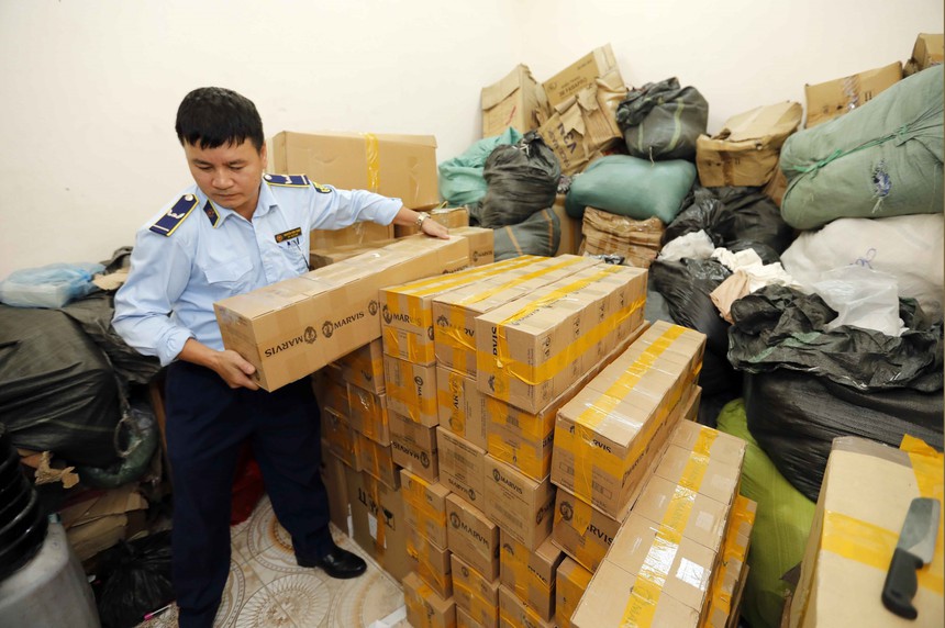 Đề xuất bổ sung quy định xử phạt hành vi buôn bán hàng giả - Ảnh 1.