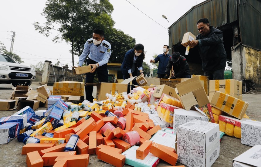 Đề xuất bổ sung quy định xử phạt hành vi buôn bán hàng giả - Ảnh 2.