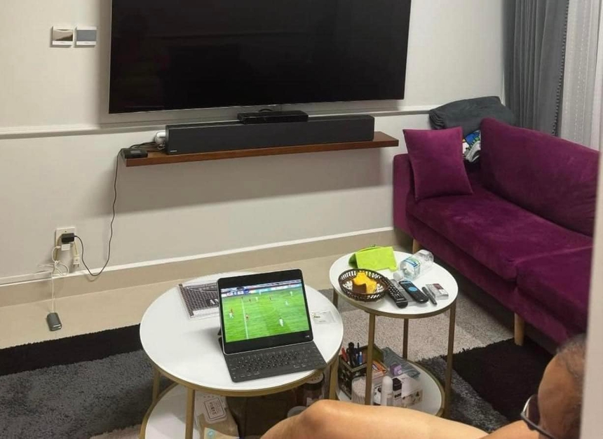 Hình ảnh HLV Park Hang Seo 'lặng lẽ' xem ĐT Việt Nam thi đấu gây sốt cộng đồng mạng - Ảnh 2. Hình ảnh HLV Park Hang Seo 'lặng lẽ' xem ĐT Việt Nam thi đấu gây sốt cộng đồng mạng - Ảnh 2.