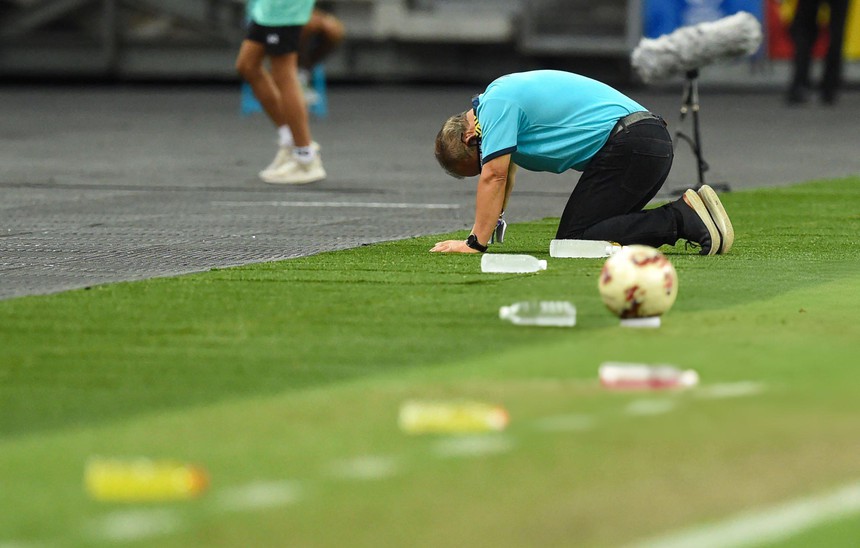 HLV Troussier tươi cười với cầu thủ Indonesia, CĐV so sánh với hình ảnh HLV Park Hang Seo khi thua trận - Ảnh 3. HLV Troussier tươi cười với cầu thủ Indonesia, CĐV so sánh với hình ảnh HLV Park Hang Seo khi thua trận - Ảnh 3.