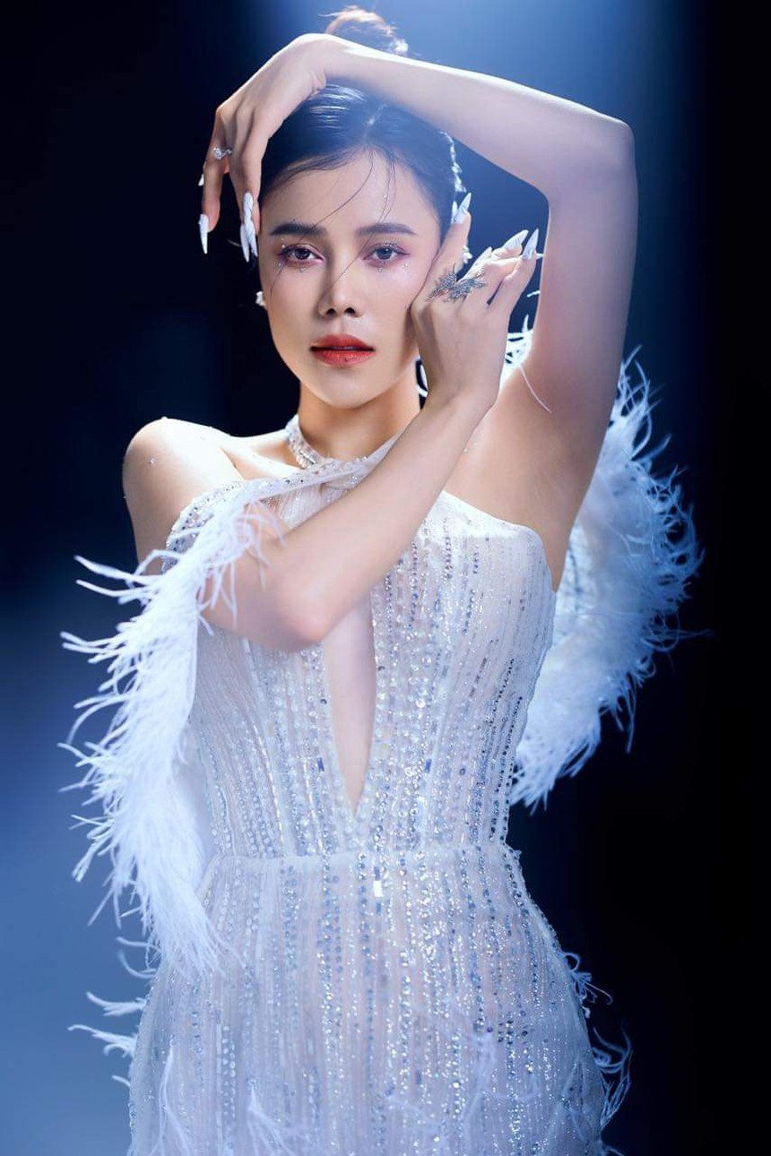 Ca sĩ Hồng Gấm tự tin khi được Quang Lê chỉ dạy hát bolero - Ảnh 4. Ca sĩ Hồng Gấm tự tin khi được Quang Lê chỉ dạy hát bolero - Ảnh 4.