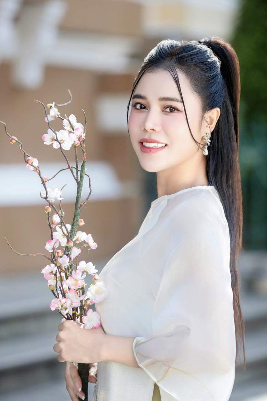 Ca sĩ Hồng Gấm tự tin khi được Quang Lê chỉ dạy hát bolero - Ảnh 3. Ca sĩ Hồng Gấm tự tin khi được Quang Lê chỉ dạy hát bolero - Ảnh 3.