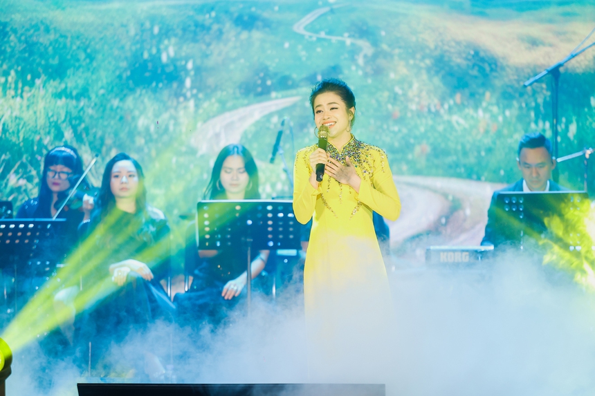 Diva Mỹ Linh hát ca khúc đặc biệt trong đêm nhạc tưởng nhớ PGS Tôn Thất Bách - Ảnh 8.