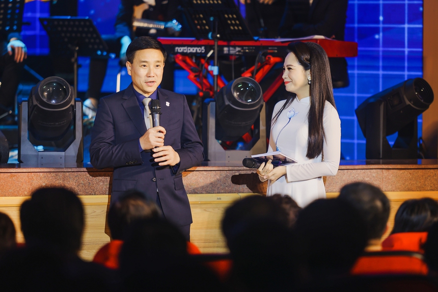 Diva Mỹ Linh hát ca khúc đặc biệt trong đêm nhạc tưởng nhớ PGS Tôn Thất Bách - Ảnh 2.