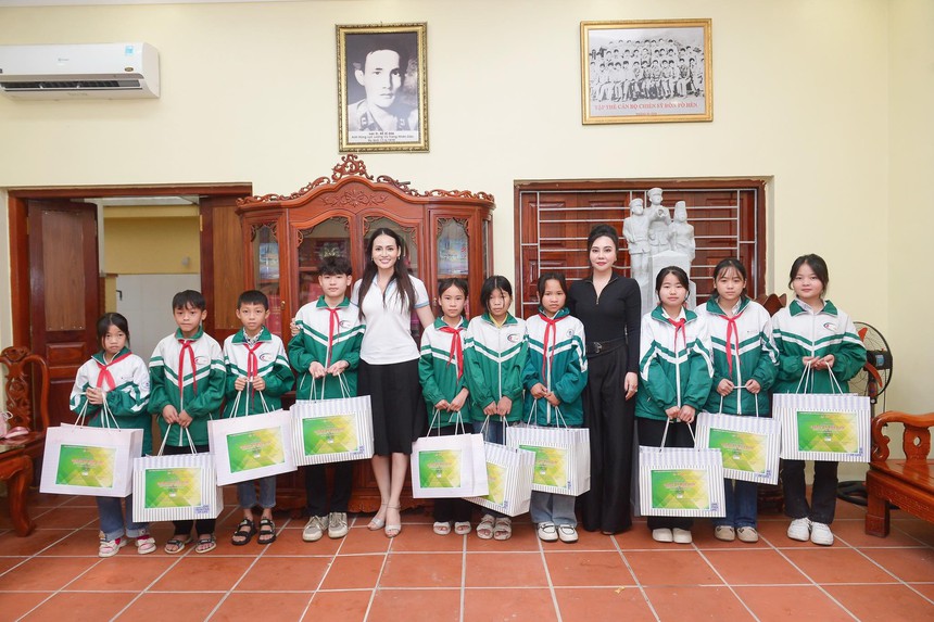 Hoa hậu Phan Kim Oanh tặng sân chơi thiếu nhi cho trẻ em - Ảnh 1. Hoa hậu Phan Kim Oanh tặng sân chơi thiếu nhi cho trẻ em - Ảnh 1.