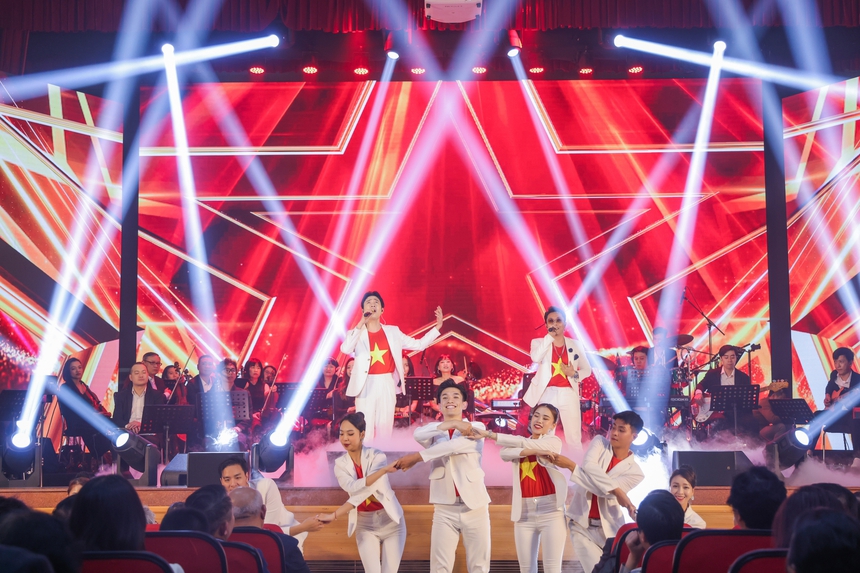 Diva Mỹ Linh hát ca khúc đặc biệt trong đêm nhạc tưởng nhớ PGS Tôn Thất Bách - Ảnh 5.