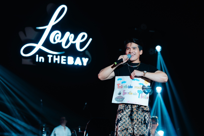 Quốc Thiên 'mở màn' cho một mùa hè sôi động trên sân khấu nổi của vịnh Hạ Long - Ảnh 2. Quốc Thiên 'mở màn' cho một mùa hè sôi động trên sân khấu nổi của vịnh Hạ Long - Ảnh 2.