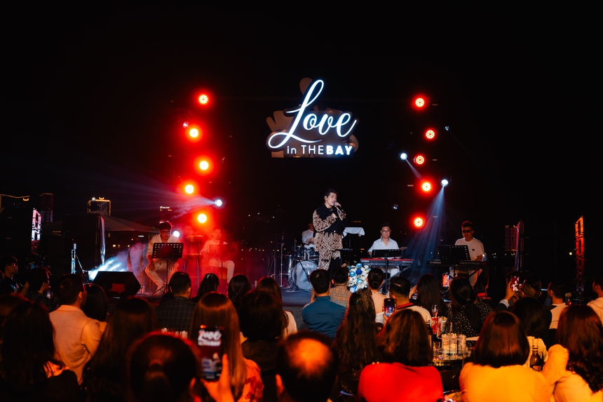 Quốc Thiên 'mở màn' cho một mùa hè sôi động trên sân khấu nổi của vịnh Hạ Long - Ảnh 4. Quốc Thiên 'mở màn' cho một mùa hè sôi động trên sân khấu nổi của vịnh Hạ Long - Ảnh 4.