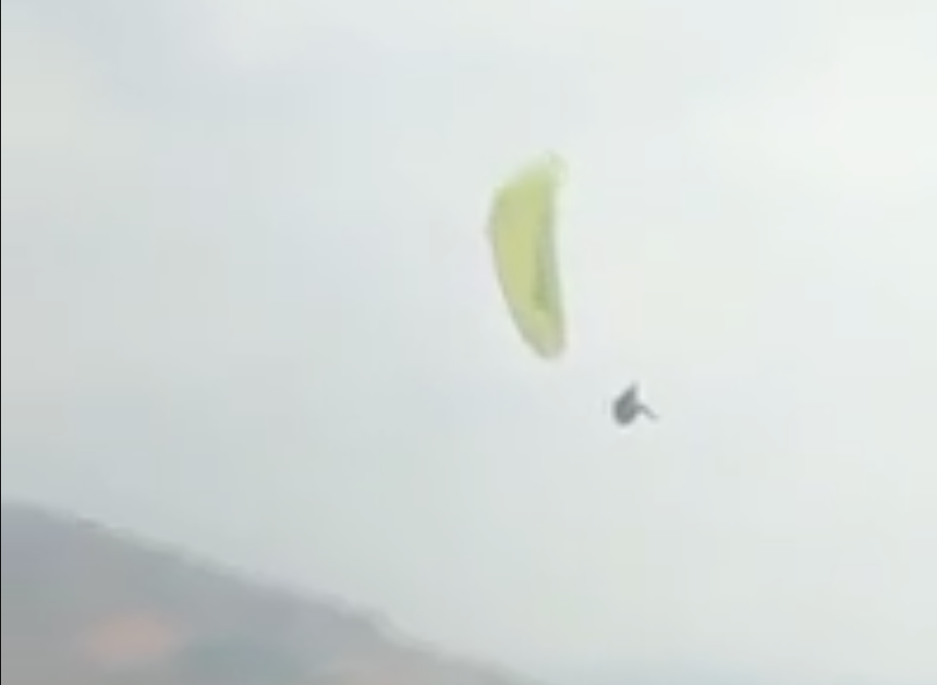 Một phi công dù lượn tử vong do gặp lỗi khi hạ cánh - Ảnh 1.