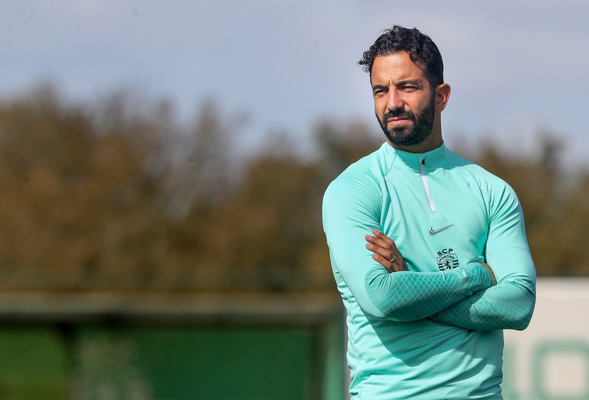 MU có 9 ứng viên thay thế HLV Ten Hag, gồm cả HLV đang làm việc ở Bồ Đào Nha - Ảnh 2. MU có 9 ứng viên thay thế HLV Ten Hag, gồm cả HLV đang làm việc ở Bồ Đào Nha - Ảnh 2.