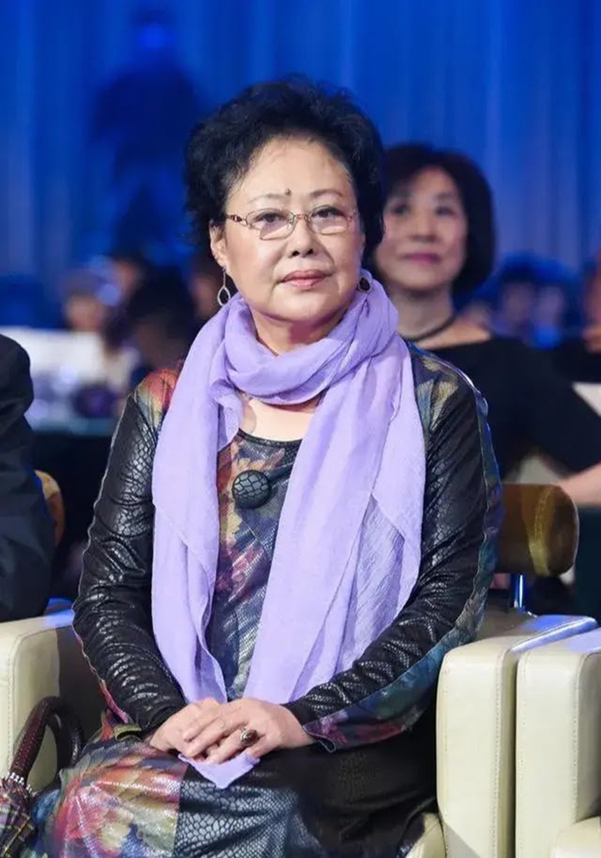 Tư Cầm Cao Oa: Một Võ Tắc Thiên uy nghi trên màn ảnh, ngoài đời nếm đủ cay đắng - Ảnh 12. Tư Cầm Cao Oa: Một Võ Tắc Thiên uy nghi trên màn ảnh, ngoài đời nếm đủ cay đắng - Ảnh 12.