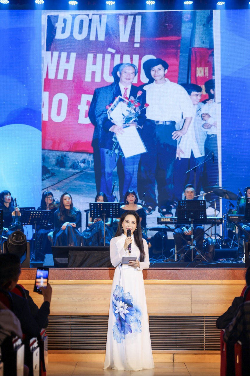 Xúc động ca khúc "Thầy tôi" tưởng nhớ cố PGS Tôn Thất Bách - Ảnh 4.