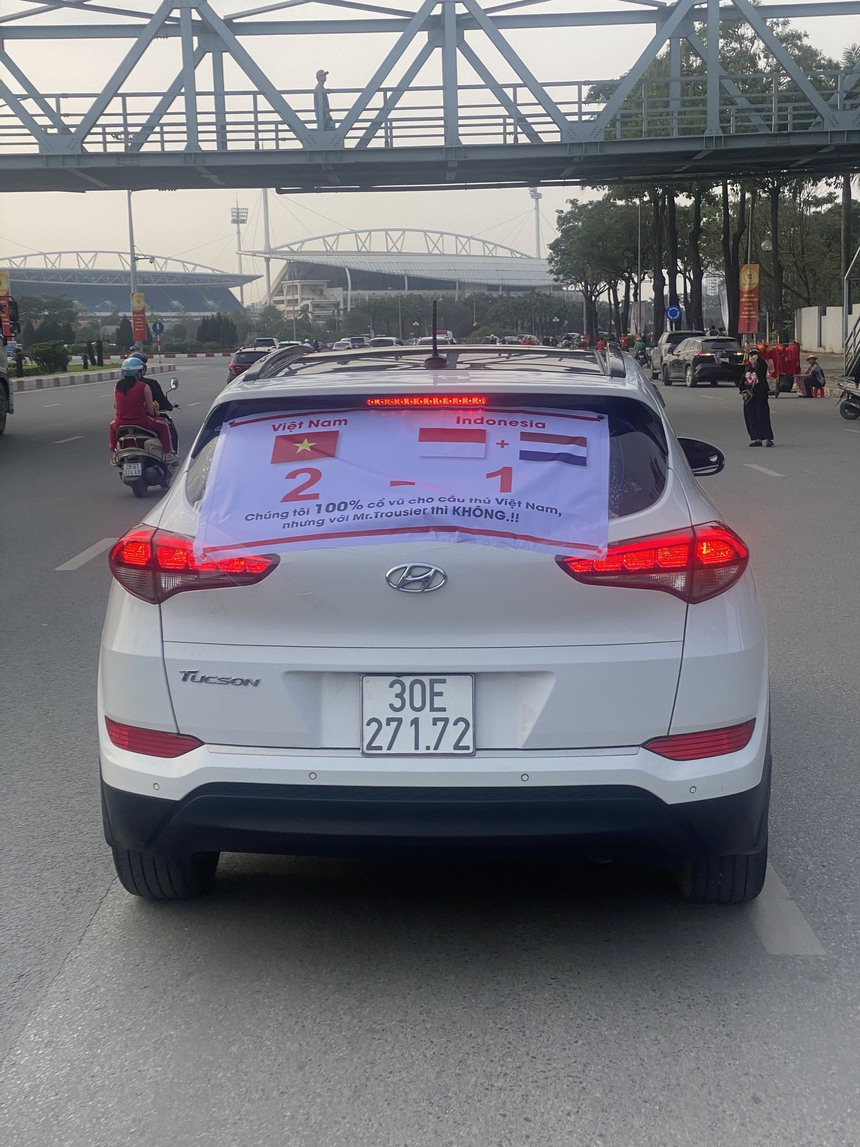 HLV Troussier không cảm ơn CĐV cùng ĐT Việt Nam - Ảnh 4. HLV Troussier không cảm ơn CĐV cùng ĐT Việt Nam - Ảnh 4.