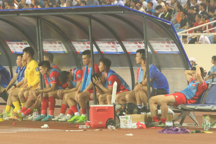 Quang Hải trầm ngâm, rơi nước mắt trên băng ghế dự bị - Ảnh 6.