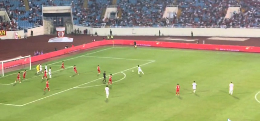 Thủ môn ĐT Indonesia ngồi chơi trên sân khi đồng đội sắp ghi bàn thứ 3 vào lưới ĐT Việt Nam - Ảnh 3.