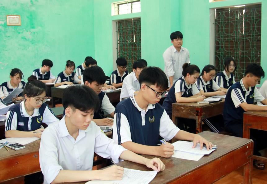 Kỳ thi tốt nghiệp THPT năm 2024: Đề thi tham khảo tăng cường vận dụng thực tiễn - Ảnh 1. Kỳ thi tốt nghiệp THPT năm 2024: Đề thi tham khảo tăng cường vận dụng thực tiễn - Ảnh 1.