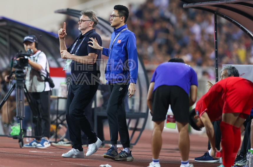 Chiếc ghế HLV trưởng "luôn luôn có nhiều hơn thế" - Ảnh 2.