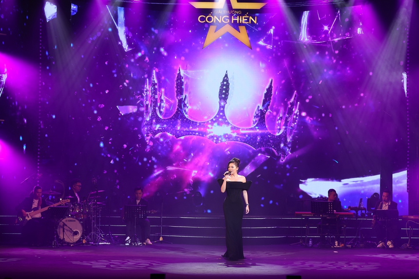 Bức tranh âm nhạc đêm trao giải Cống hiến: Thăng hoa và sâu lắng - Ảnh 5. Bức tranh âm nhạc đêm trao giải Cống hiến: Thăng hoa và sâu lắng - Ảnh 5.