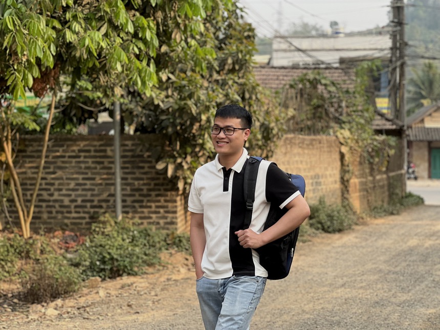 Nhà văn Phan Đức Lộc: 'Trái tim tôi vừa mọc một cây ban' - Ảnh 1.