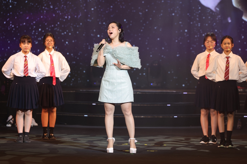 Bức tranh âm nhạc đêm trao giải Cống hiến: Thăng hoa và sâu lắng - Ảnh 8. Bức tranh âm nhạc đêm trao giải Cống hiến: Thăng hoa và sâu lắng - Ảnh 8.