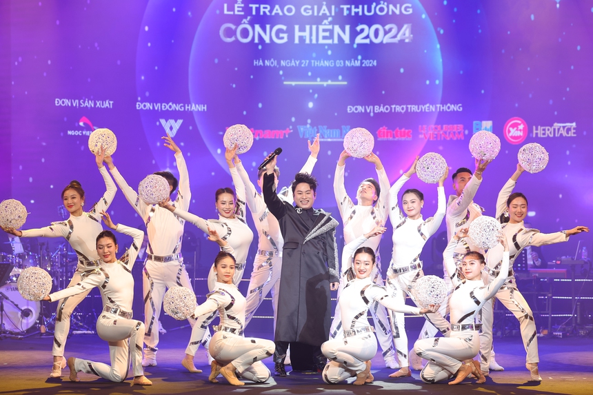 Bức tranh âm nhạc đêm trao giải Cống hiến: Thăng hoa và sâu lắng - Ảnh 2. Bức tranh âm nhạc đêm trao giải Cống hiến: Thăng hoa và sâu lắng - Ảnh 2.