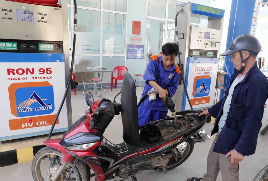 Thủ tướng yêu cầu thực hiện nghiêm quy định về hóa đơn điện tử trong kinh doanh, bán lẻ xăng dầu - Ảnh 2.