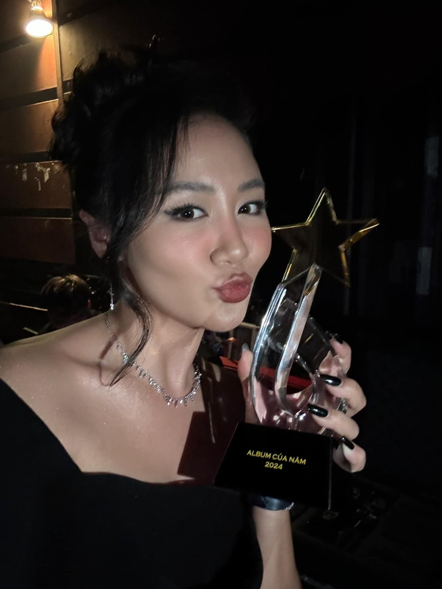 Fan tràn vào chúc mừng khi Hòa Minzy, Văn Mai Hương đồng loạt khoe cúp Cống hiến - Ảnh 2.