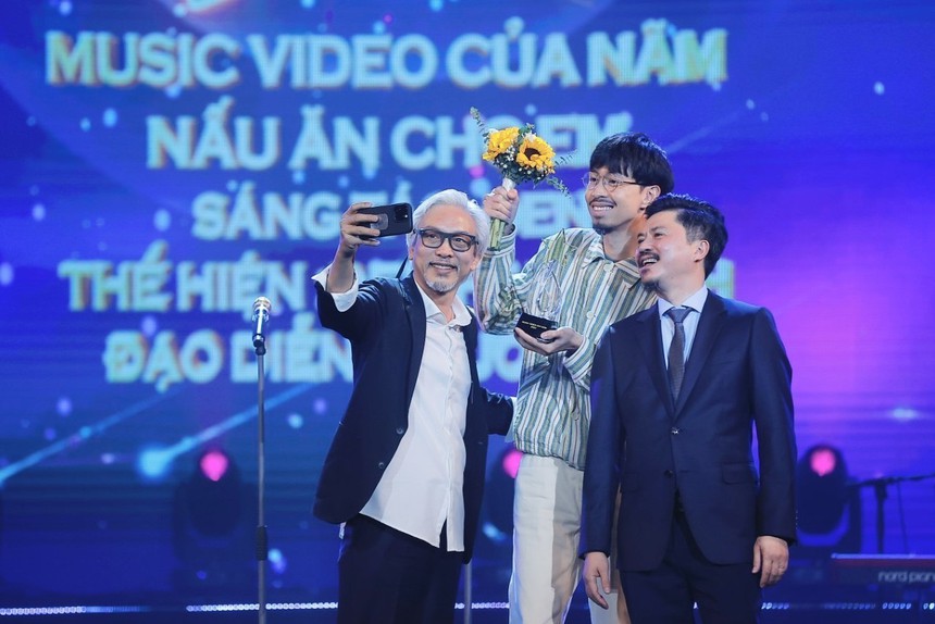 Nhìn lại Giải Cống hiến 2024: Cú 'double' của Doube2T và Đen - Ảnh 1. Nhìn lại Giải Cống hiến 2024: Cú 'double' của Doube2T và Đen - Ảnh 1.