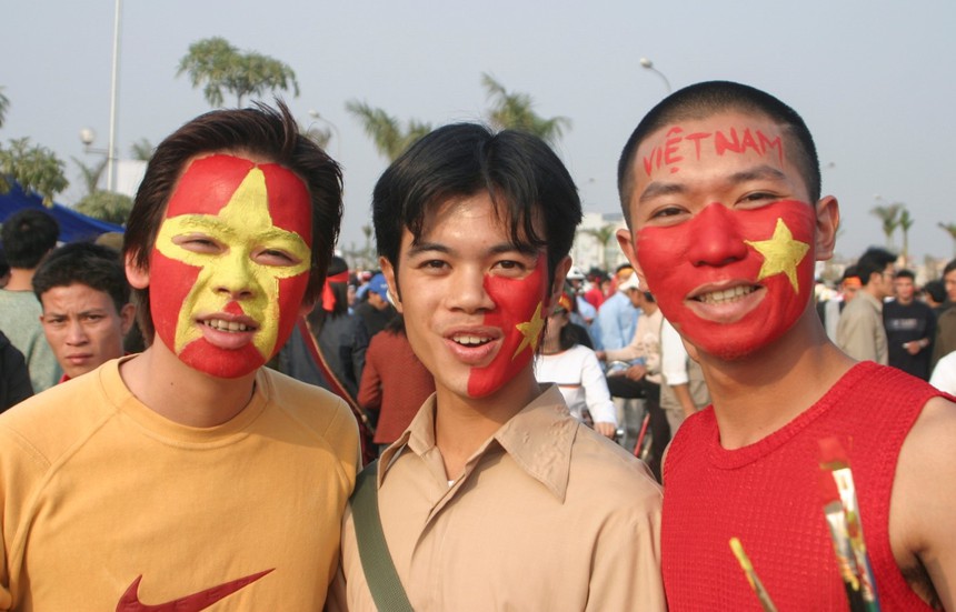 Cuộc sống sau ống kính: Xem bóng đá ở sân Mỹ Đình hơn 20 năm trước - Ảnh 1.