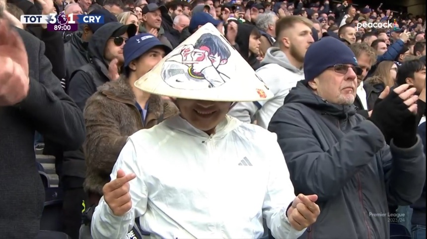 CĐV mang nón lá thêu cờ Việt Nam ăn mừng bàn thắng của Son Heung Min - Ảnh 2.