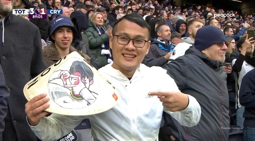 CĐV mang nón lá thêu cờ Việt Nam ăn mừng bàn thắng của Son Heung Min - Ảnh 3.