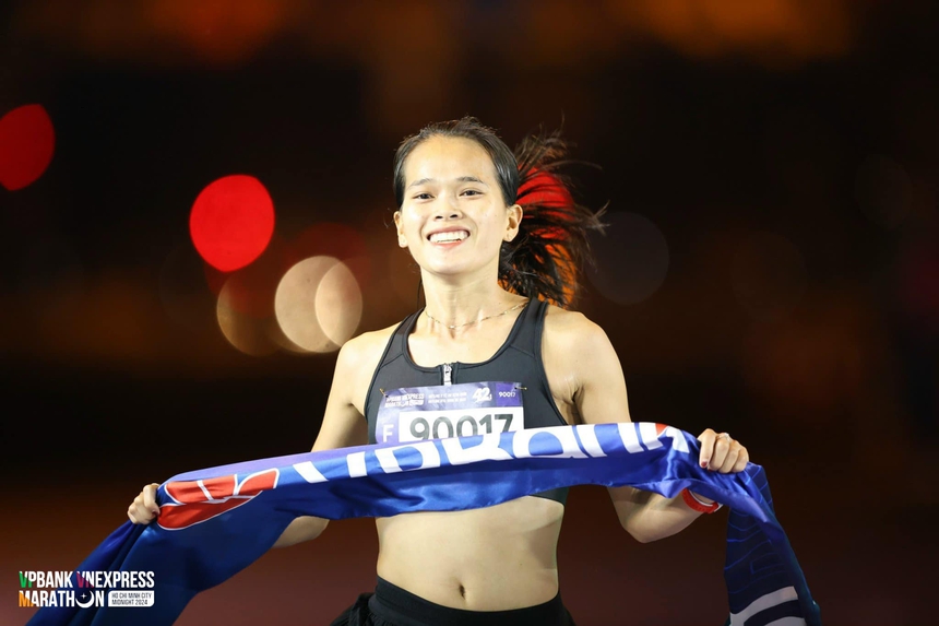 "Nữ hoàng chân đất" Phạm Thị Hồng Lệ đại thắng giải Marathon - Ảnh 1.