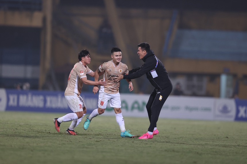 Tin nóng bóng đá Việt 5/3: Báo Indonesia nhắc tới Quang Hải, cầu thủ CAHN áp lực vì nhận tiền lót tay - Ảnh 5.