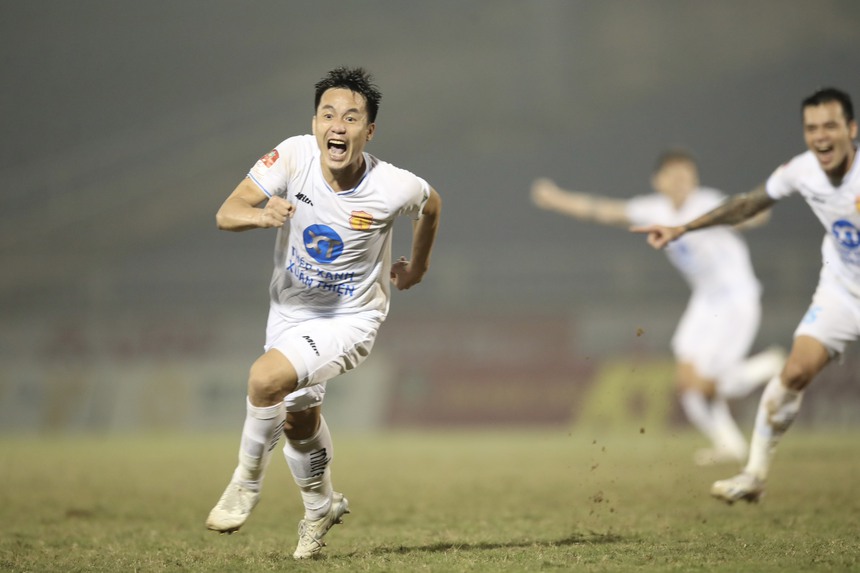 Vòng 12 Night Wolf V-League 2023/24: Nam Định vô địch lượt đi, Quang Hải cứu thua cho CAHN - Ảnh 1.