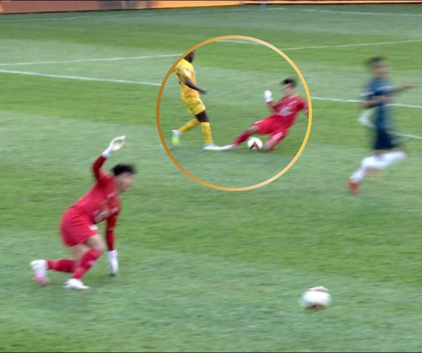 Bùi Tiến Dũng chơi như Neuer giúp HAGL giành điểm số quý giá trong ngày Hải Phòng thiết lập chuỗi trận đáng buồn tại V-League - Ảnh 3.