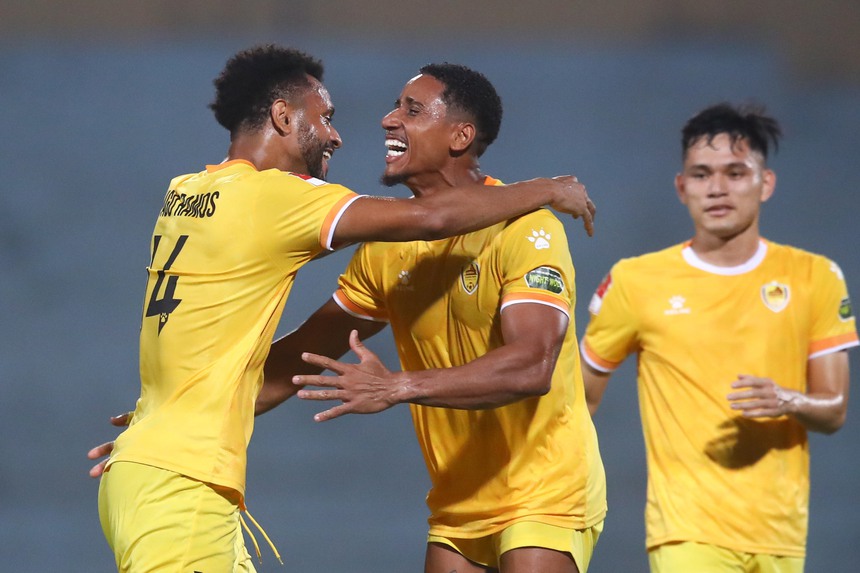 Thể công Viettel thắng kịch tính Quảng Nam trong trận cầu có 5 bàn thắng, 1 thẻ đỏ - Ảnh 2.