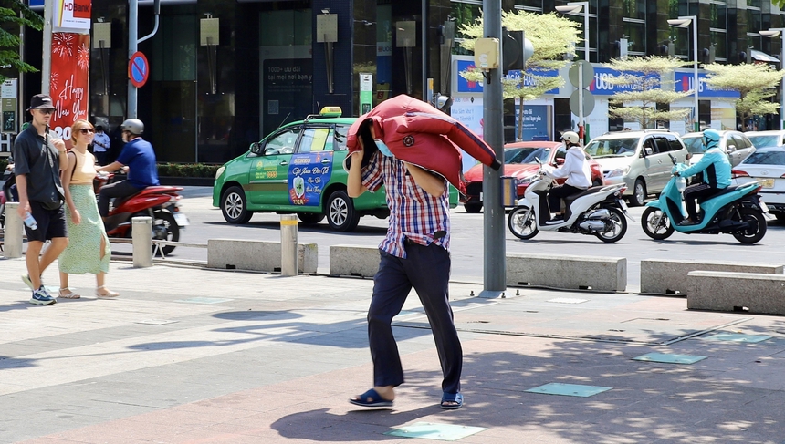 Nắng nóng kéo dài bất thường ở Nam Bộ - Ảnh 1.