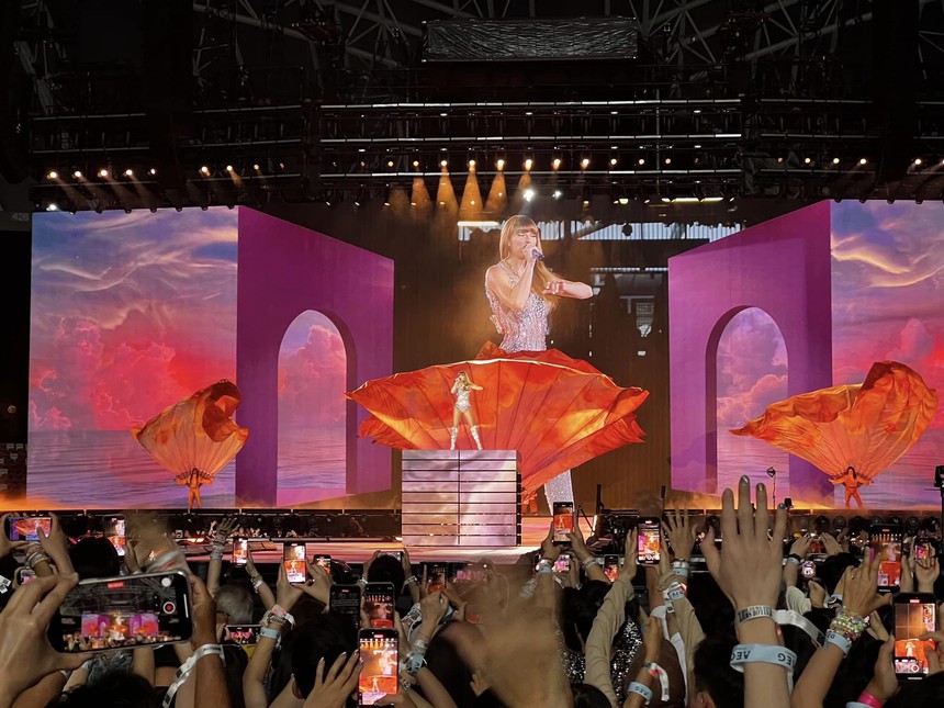 Taylor Swift 'cháy hết mình' ở Singapore, hóa ra gia đình cô đã rất gắn bó với đảo quốc sư tử - Ảnh 1.