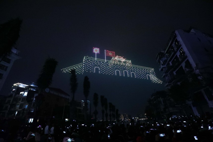 Trình diễn ánh sáng trong khuôn khổ chương trình Du lịch Hà Nội chào 2024  - Ảnh 2.