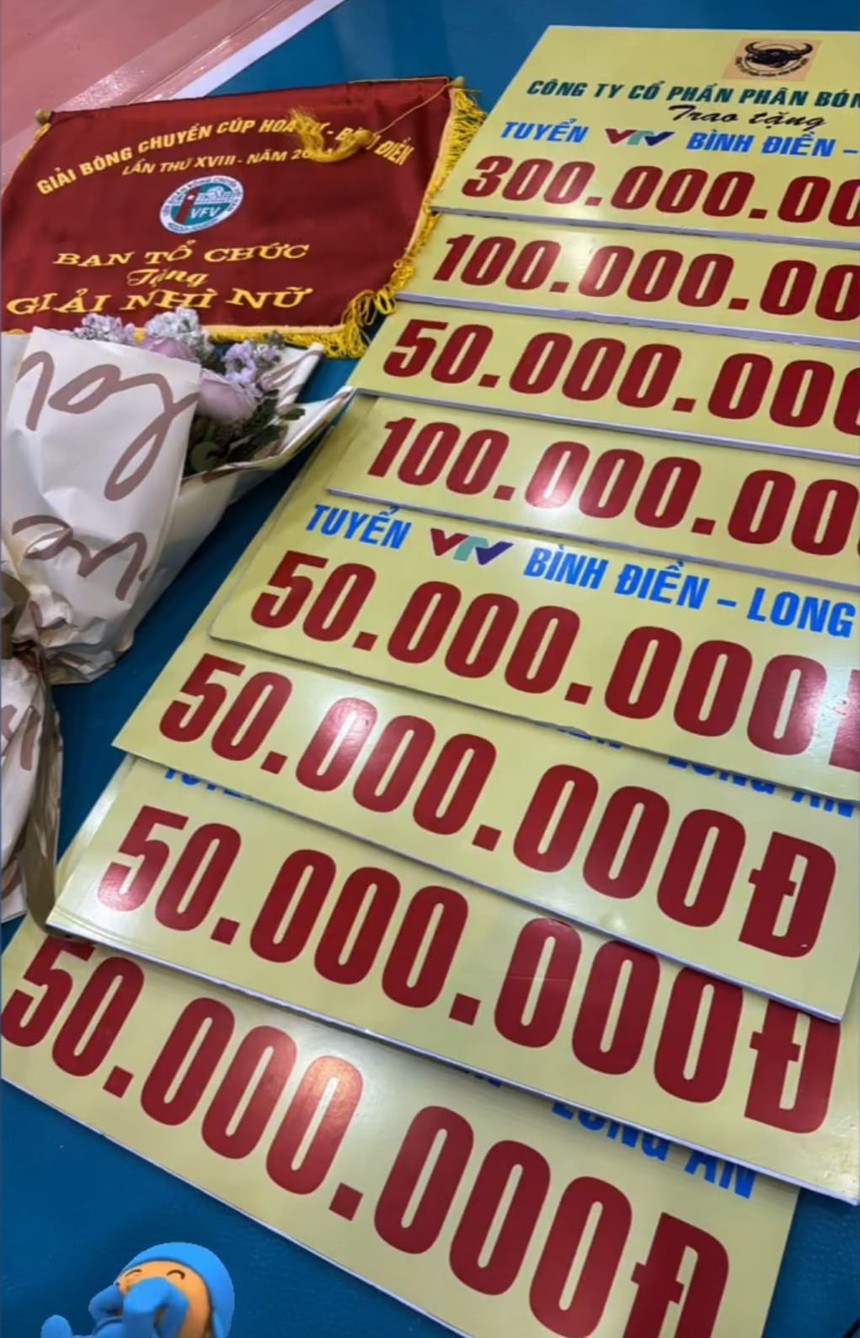 Kim Thoa và đồng đội ở VTV Bình Điền Long An nhận thưởng tổng cộng 750 triệu đồng từ lãnh đạo đội bóng sau khi giành ngôi á quân cúp Hoa Lư Bình Điền 2024 Kim Thoa và đồng đội ở VTV Bình Điền Long An nhận thưởng tổng cộng 750 triệu đồng từ lãnh đạo đội bóng sau khi giành ngôi á quân cúp Hoa Lư Bình Điền 2024