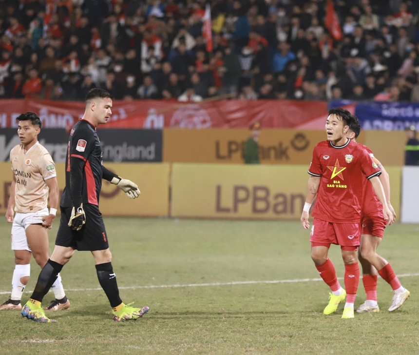 HLV Kiatisak nói lời gan ruột về Xuân Trường sau khi CAHN suýt thua Hà Tĩnh - Ảnh 2.